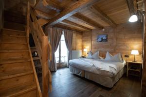 Rúm í herbergi á Chalet Svizzero