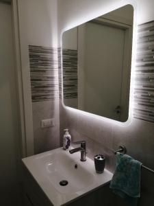 a bathroom with a sink and a mirror at appartamento sapore di mare in Pozzallo