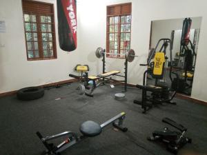 een fitnessruimte met een heleboel apparatuur in een kamer bij Governors Club in Entebbe