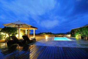 Bazén v ubytování Villabu Resort nebo v jeho okolí