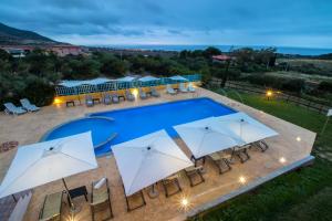 an overhead view of a swimming pool with umbrellas at Abbaidda Hotel in Valledoria