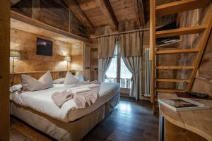 Rúm í herbergi á Chalet Svizzero
