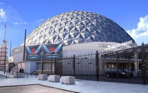 a large building with a dome in front of it at Appartment Porte de Versailles Paris Expo in Issy-les-Moulineaux