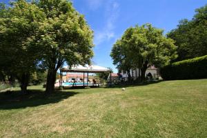 un parco con gazebo e alberi in un campo di Agriturismo La Guinza ad Arcidosso