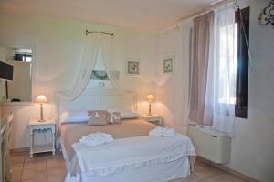 Łóżko lub łóżka w pokoju w obiekcie Antica Masseria Rottacapozza