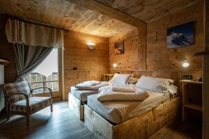 Rúm í herbergi á Chalet Svizzero