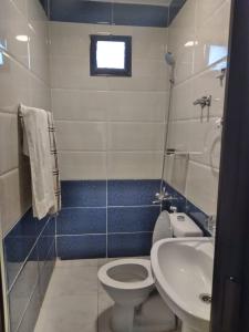 a bathroom with a toilet and a sink at Horizon in Wadi Musa