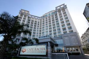 un gran edificio con un cartel delante en Cape Racha Hotel, en Si Racha