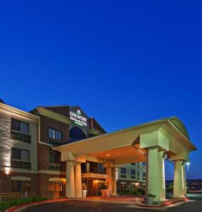 ラボックにあるCountry Inn & Suites by Radisson, Lubbock, TXの建物の前にガゼボがあるホテル
