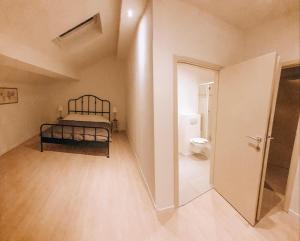 Kleines Zimmer mit einem Bett und einem WC in der Unterkunft Maison Demar in Gedinne