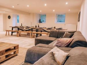ein Wohnzimmer mit Sofa und Tisch in der Unterkunft Maison Demar in Gedinne