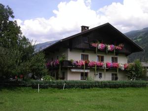 ein Haus mit Blumen auf der Seite in der Unterkunft Reiserhof in Zell am Ziller