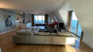 Ein Sitzbereich in der Unterkunft FIRST im FIRST Sellin, Penthouse Meer & Meer mit phänomenalem Ostseeblick