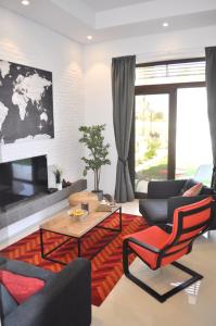 - un salon avec un canapé et une table dans l'établissement Luxury Suite - Amazing Views & Lovely Garden, à Salalah