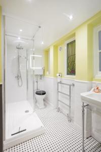Sea-facing Art Deco Apartment tesisinde bir banyo