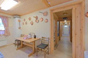a dining room with a table and chairs in a house at Trysil Motell & Vandrerhjem in Trysil