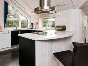 uma cozinha com um balcão preto e branco em 6 person holiday home in Thisted em Thisted