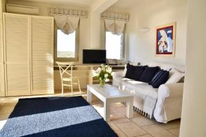 Postel nebo postele na pokoji v ubytování Aigis Suites Kea + 37 fotografií