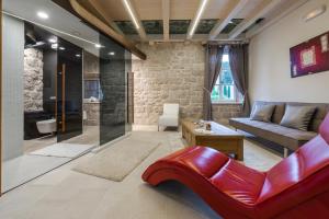 een woonkamer met een bank en een tafel bij Villa Pugliesi in Zaton