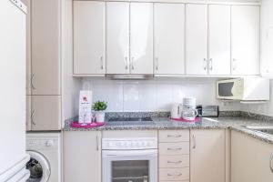 A kitchen or kitchenette at Apart-rent Casa Grecs 2029