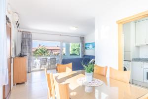 A kitchen or kitchenette at Apart-rent Casa Grecs 2029