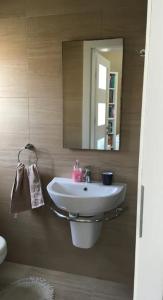 uma casa de banho com um lavatório e um espelho em Pembroke Suites em Pembroke