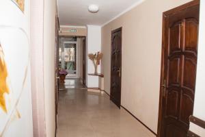 un pasillo con una puerta y una habitación con un pasillo en Kalina Guest House, en Kaliningrado