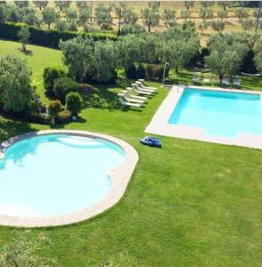 an aerial view of a swimming pool in a yard at Borgo Casalvento in Cantagrillo