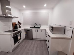 Cucina o angolo cottura di Hello Seaview! 4 BRs House in Central Location!