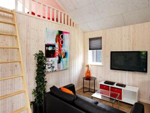 ボーゲンセにある16 person holiday home in Bogenseのリビングルーム(ソファ、薄型テレビ付)