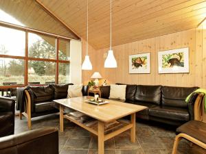 - un salon avec un canapé et une table dans l'établissement 8 person holiday home in Vejers Strand, à Vejers Strand