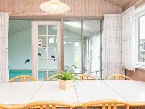 ロンストラップにある12 person holiday home in Hj rringのダイニングルーム(白いテーブル、椅子付)