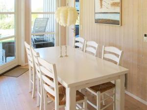 5 person holiday home in Rude في Rude: غرفة طعام مع طاولة بيضاء وكراسي