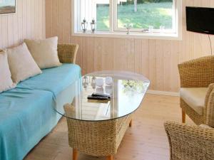 uma sala de estar com um sofá e uma mesa de vidro em 5 person holiday home in Rude em Rude