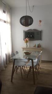 a dining room with a glass table and chairs at ENTRETORRES Apartamento Turístico in Olivenza