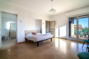 Ένα ή περισσότερα κρεβάτια σε δωμάτιο στο Villa Primavera Splendid villa with sea view in Saint-Jean Cap Ferrat