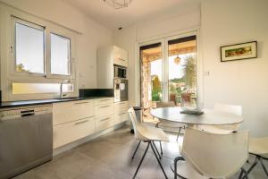Η κουζίνα ή μικρή κουζίνα στο Villa Primavera Splendid villa with sea view in Saint-Jean Cap Ferrat +13 φωτογραφίες