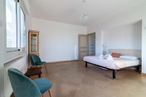 Ένα ή περισσότερα κρεβάτια σε δωμάτιο στο Villa Primavera Splendid villa with sea view in Saint-Jean Cap Ferrat