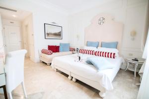 a living room with two beds and a couch at Hotel Baglio Basile in Petrosino