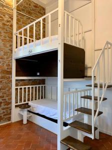 Bunk bed o mga bunk bed sa kuwarto sa Foresteria Sociale Florence Center by New Generation Hostel