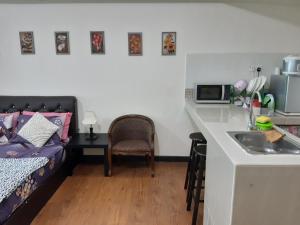 Η κουζίνα ή μικρή κουζίνα στο Caliph Suite Apartment Homestay Anjung Vista Kubang Kerian