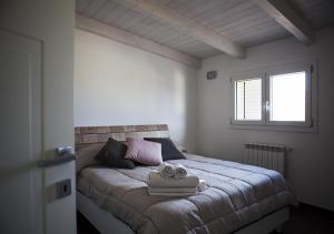 - une chambre avec un lit et des serviettes dans l'établissement Attico e Suite Vistamare Vasto, à Vasto