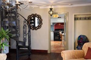 ein Wohnzimmer mit einem Kronleuchter und ein Esszimmer in der Unterkunft Quaraing House in Staffin