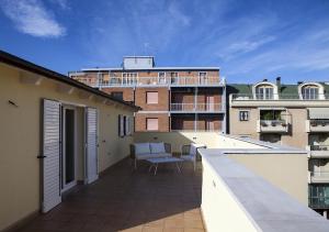 - un balcon avec vue sur un bâtiment dans l'établissement Attico e Suite Vistamare Vasto, à Vasto