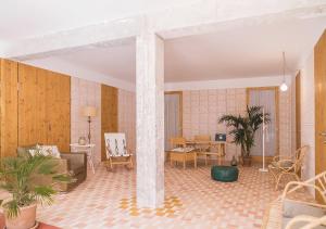 un soggiorno con divano e tavolo di Moll Petit Apartments - Turismo de Interior a Can Picafort