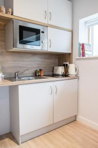 Una cocina o zona de cocina en SWUITE GALWAY