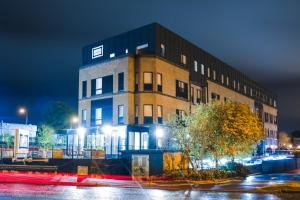 un edificio de noche con luces encendidas en SWUITE GALWAY, en Galway