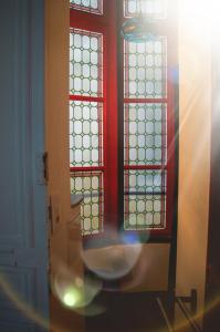 a bathroom with red and white glass windows at Loft Zen Rouen - Jacuzzi - Centre Historique in Rouen +9 photos