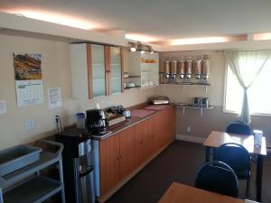 A kitchen or kitchenette at Traveller's Inn