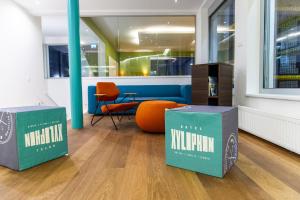 zwei Kisten auf dem Boden in einem Büro in der Unterkunft Hotel Xylophon - inklusive Thermeneintritte in Lutzmannsburg